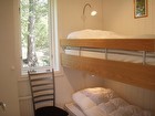 Sovrum med våningssäng av 90 cm nya resårmadrasser.