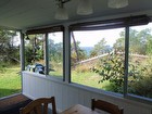 Den populära inglasade verandan mot havet, skjutdörrar och fönster gör att man kan anpassa rummet till temperaturen på ett bra sett.