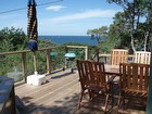Väl tilltagen veranda med vidunderlig havsutsikt. Ni kan sitta på verandan och njuta av solnedgången, grilla, sola eller njuta maten vid utemöblerna.